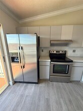 3375 W 76th St, Unit 211 in Hialeah, FL - Foto de edificio - Building Photo