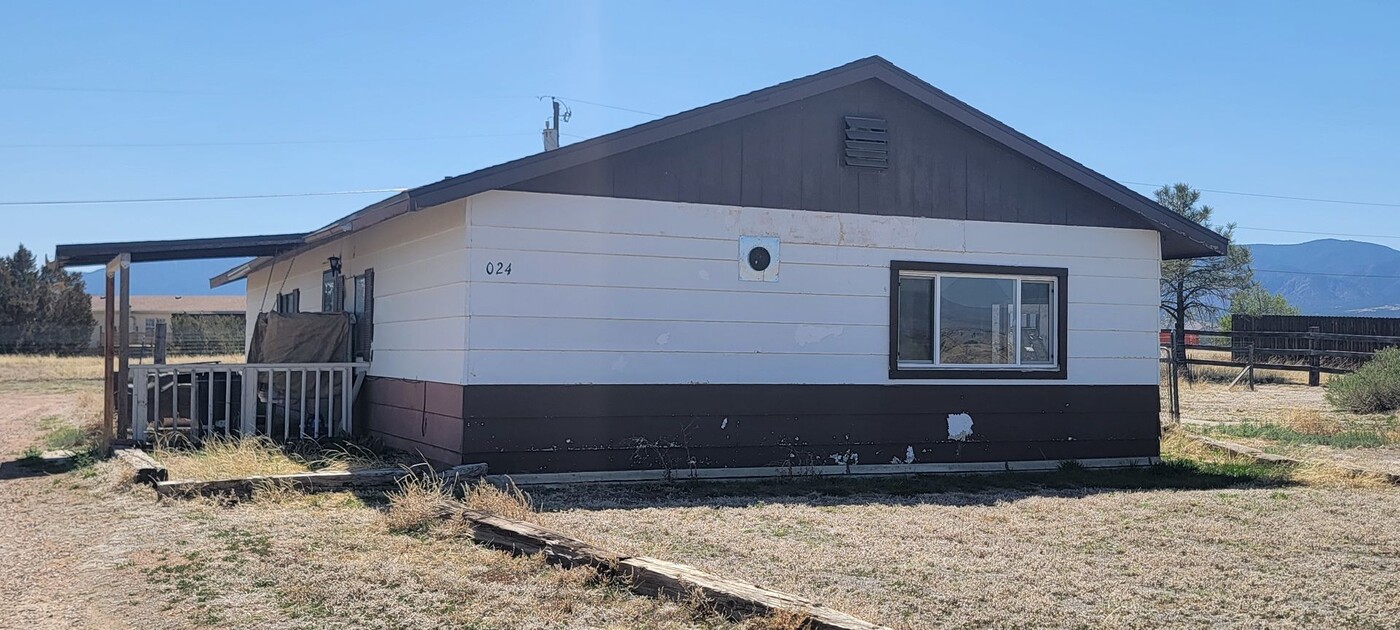 24 Owens Dr in Florence, CO - Building Photo