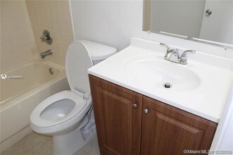 101 NE 41st St-Unit -B35 in Oakland Park, FL - Building Photo - Building Photo