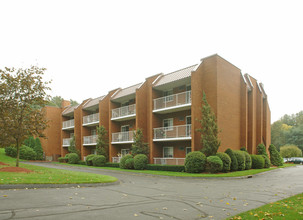 Diplomat Apartments in Bristol, CT - Foto de edificio - Building Photo