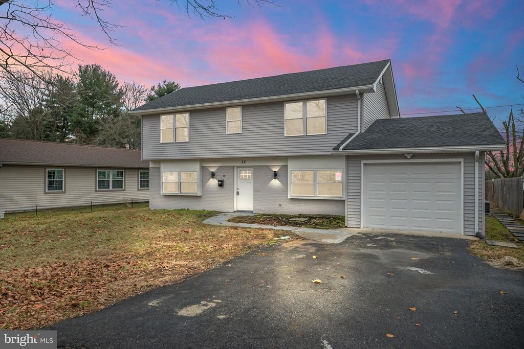 34 Hinsdale Ln in Willingboro, NJ - Building Photo