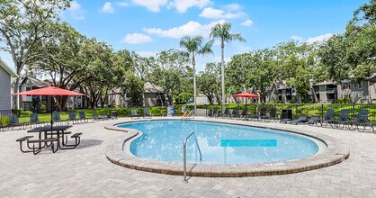The Oaks of Woodland Park Apartments in Tampa, FL - Foto de edificio - Building Photo