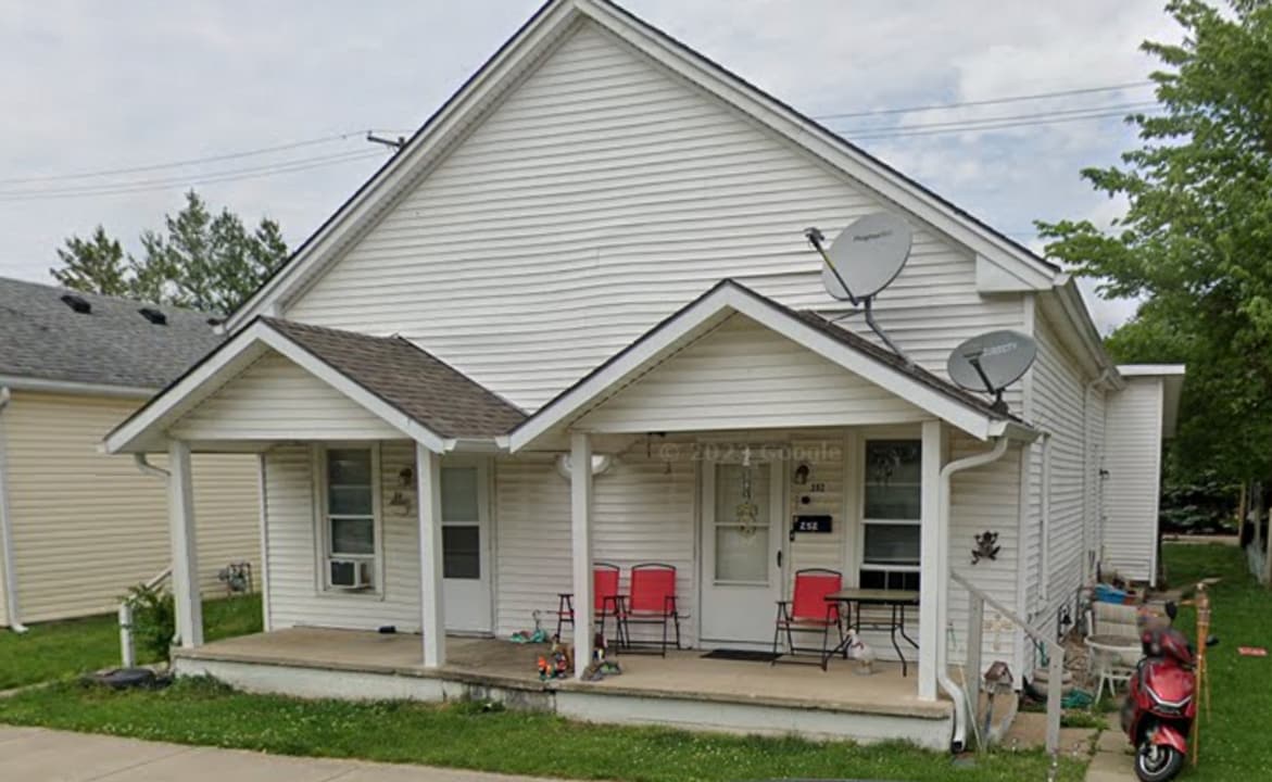 250 E Pennsylvania St in Shelbyville, IN - Building Photo