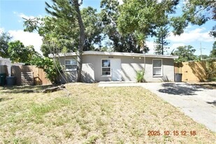 9496 84th St in Seminole, FL - Building Photo