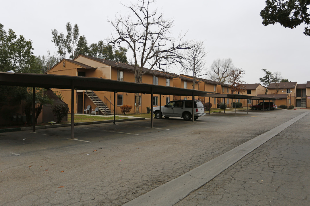 Pacific Pines Apartments in Bakersfield, CA - Foto de edificio