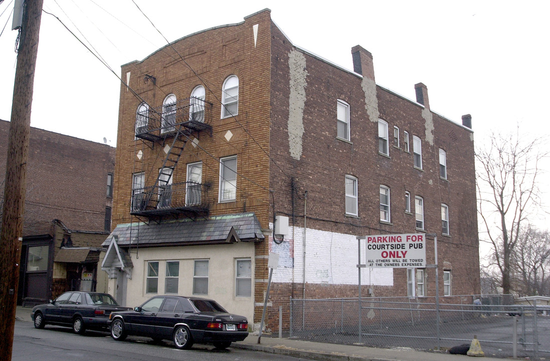 67 Center St in Clifton, NJ - Foto de edificio