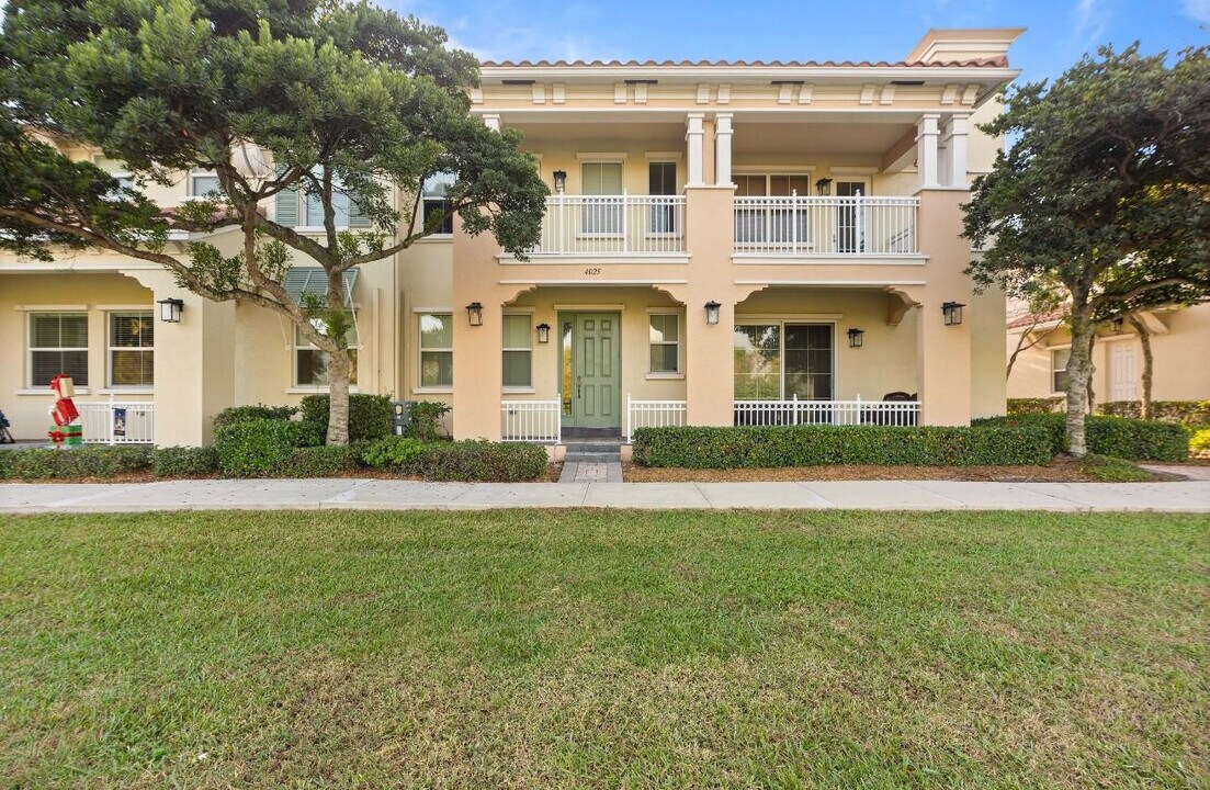 4025 Cascada Cir in Hollywood, FL - Building Photo