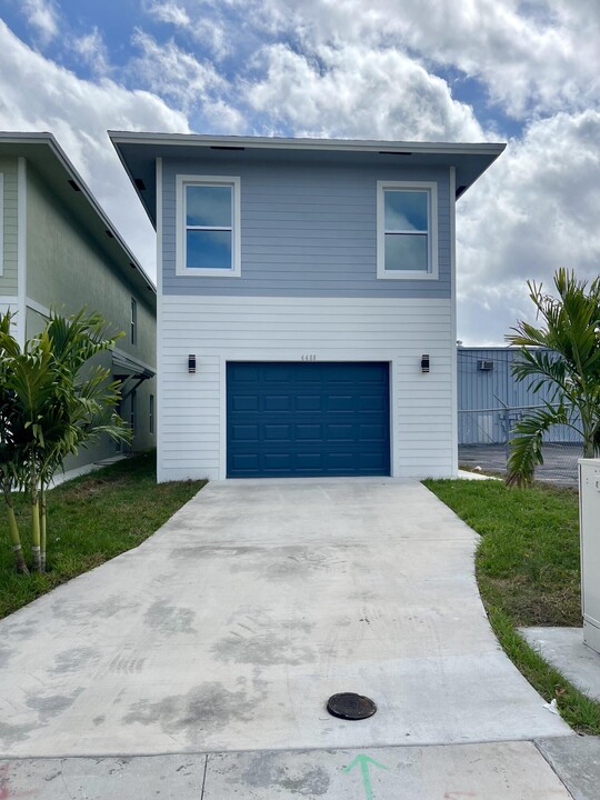 4468 Clinton Blvd in Lake Worth, FL - Building Photo