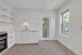 31 Justin Rd, Unit 2 in Boston, MA - Foto de edificio - Building Photo