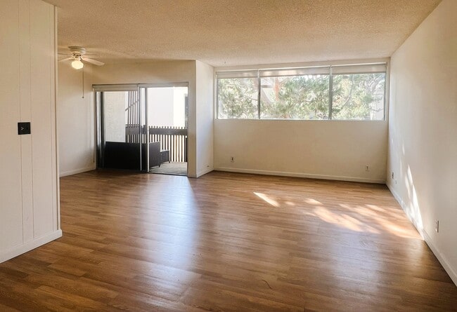 6000 Canterbury Dr, Unit D212 in Culver City, CA - Building Photo - Building Photo