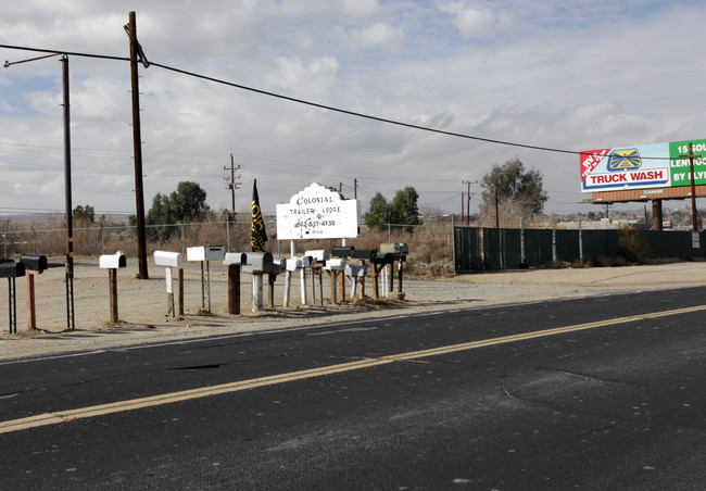 Colonial Mobile Home Park in Barstow, CA - Foto de edificio - Building Photo