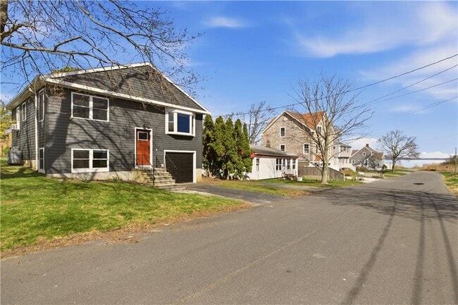 102 Easton Ave in Portsmouth, RI - Building Photo - Building Photo