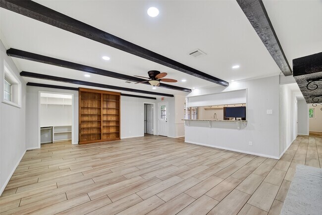 1810 Indian Shores Rd in Crosby, TX - Building Photo - Building Photo