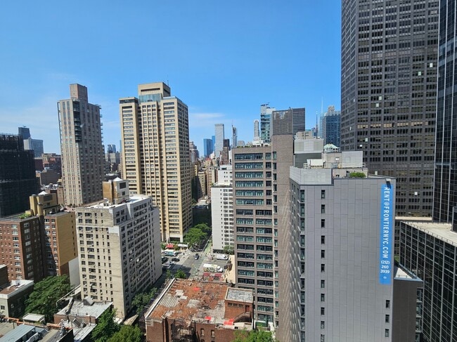 222 E 39th St in New York, NY - Building Photo - Building Photo
