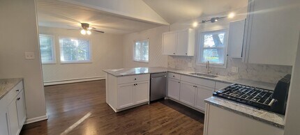 6921 Clarendon Hills Rd in Darien, IL - Building Photo - Building Photo