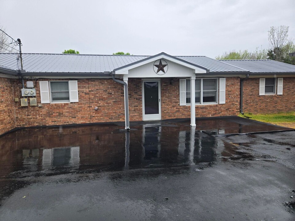 275 Emerald Rd in Mosheim, TN - Building Photo