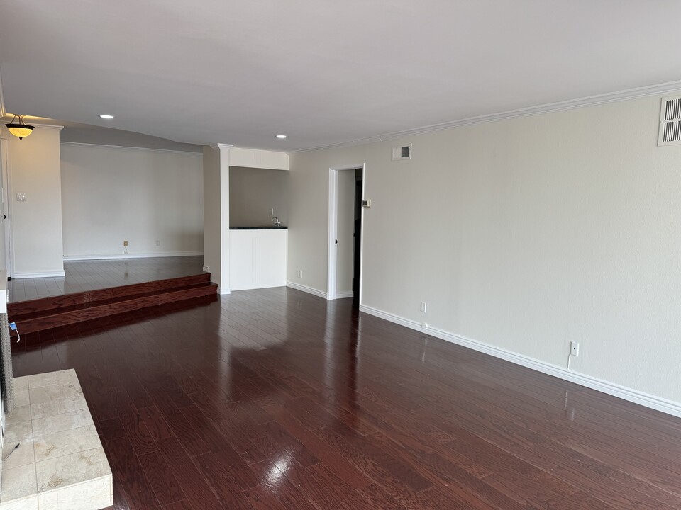 137 S Palm Dr, Unit 503 in Beverly Hills, CA - Building Photo