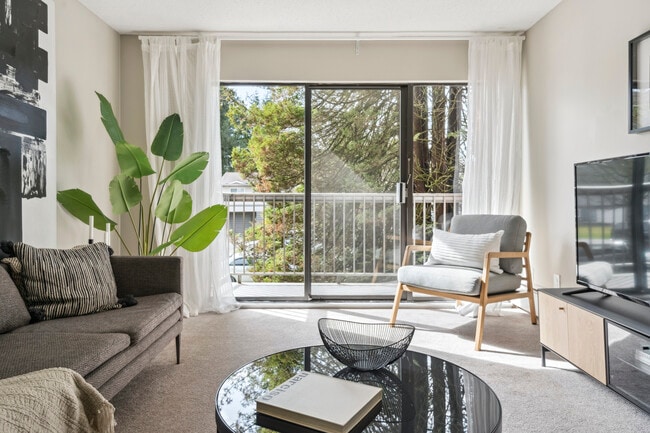 Surrey Gardens in Surrey, BC - Building Photo - Building Photo