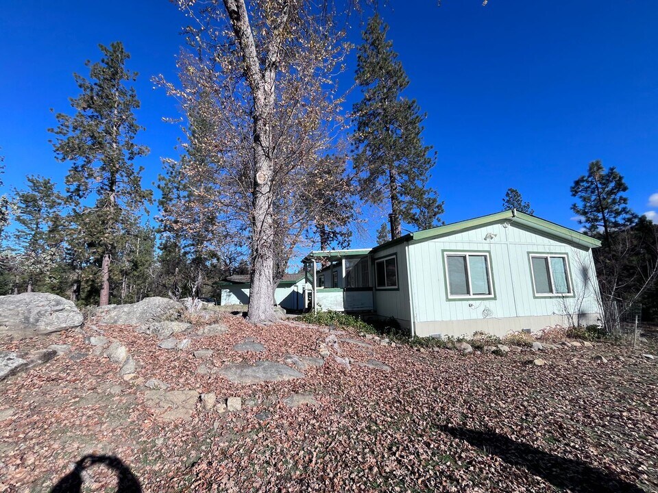 4943 Sierra Pines Dr in Mariposa, CA - Building Photo