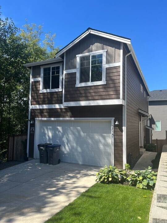 2027 SE Hopi Way in Port Orchard, WA - Building Photo