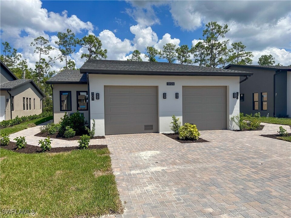 5826 Jasper Dr in Naples, FL - Building Photo