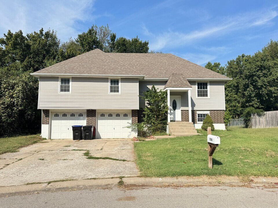 936 Ridge Dr in Warrensburg, MO - Building Photo