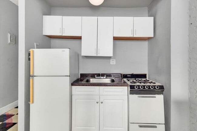 51 Leroy St in New York, NY - Building Photo - Building Photo