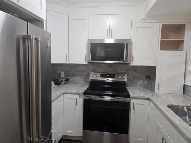 225 High St in Westerly, RI - Foto de edificio - Building Photo