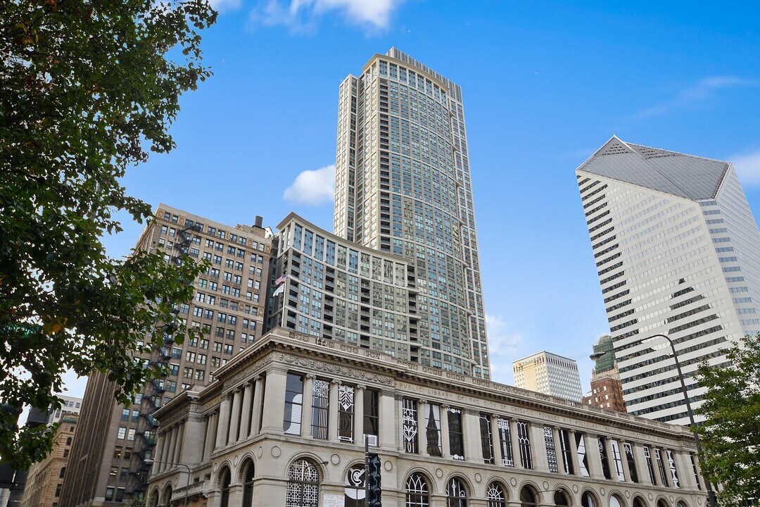 130 N Garland Ct in Chicago, IL - Building Photo