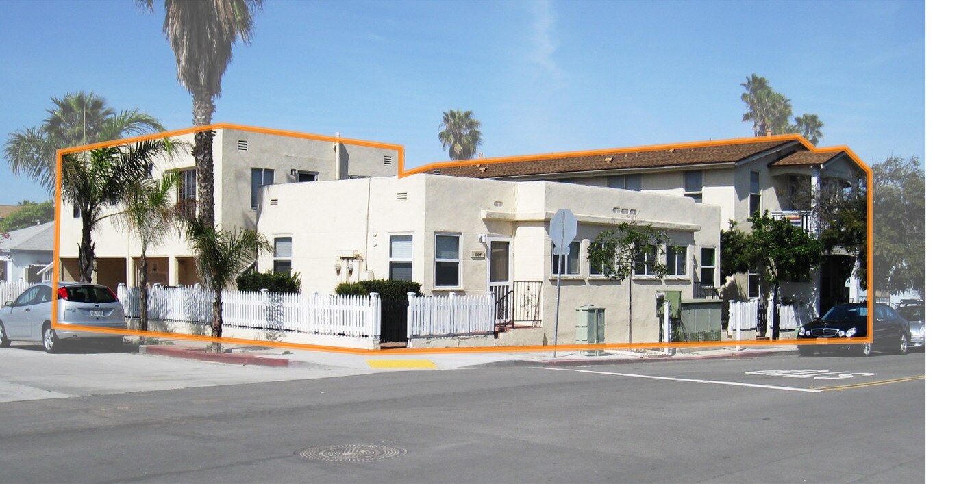 2114 Abbott St in San Diego, CA - Building Photo
