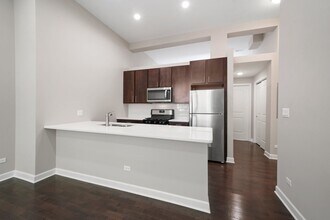 2200 W Lawrence Ave, Unit 204 in Chicago, IL - Foto de edificio - Building Photo
