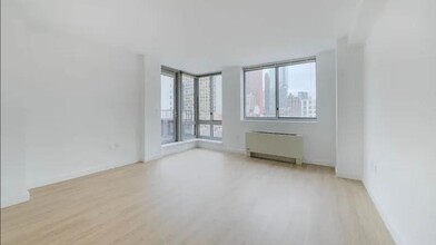 502 9th Ave in New York, NY - Building Photo - Building Photo