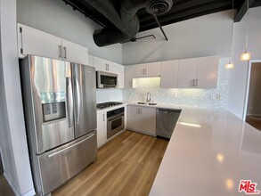 330 W 11th St in Los Angeles, CA - Building Photo - Building Photo