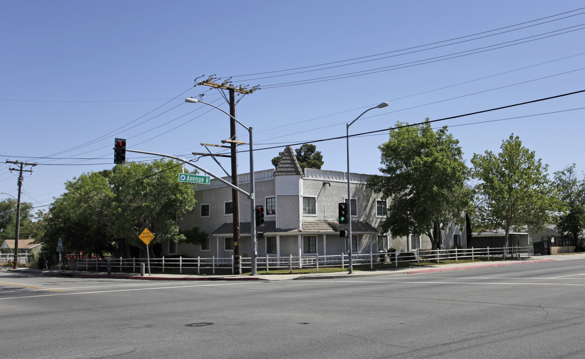 1005 E Avenue R in Palmdale, CA - Building Photo