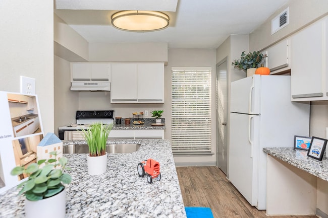 Montebello Gardens in Houston, TX - Building Photo - Building Photo