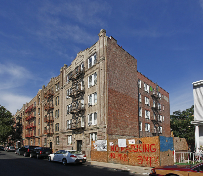 30-70 32nd St in Astoria, NY - Building Photo