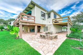 325 Palm Dr in Liverpool, TX - Building Photo - Building Photo