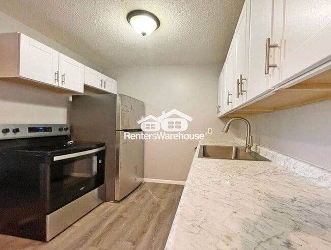 32 Woodpecker Ridge Rd in Excelsior, MN - Building Photo - Building Photo