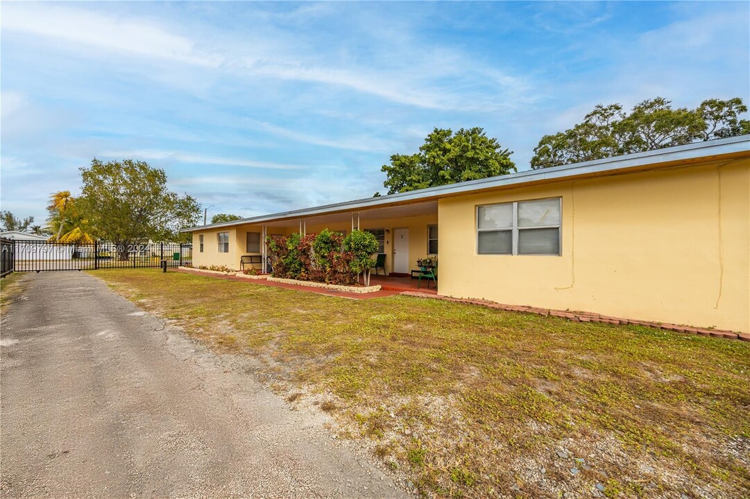 6318 SW 25th St in Miramar, FL - Building Photo