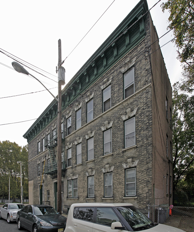 3 Warner Ave in Jersey City, NJ - Building Photo - Building Photo