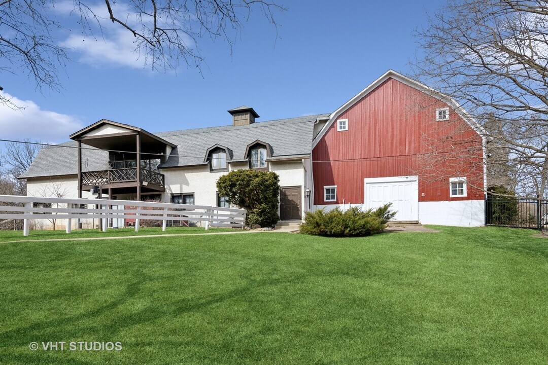 5 Bellwood Dr in Barrington, IL - Building Photo