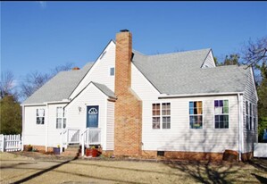 819 S Church St in Smithfield, VA - Building Photo