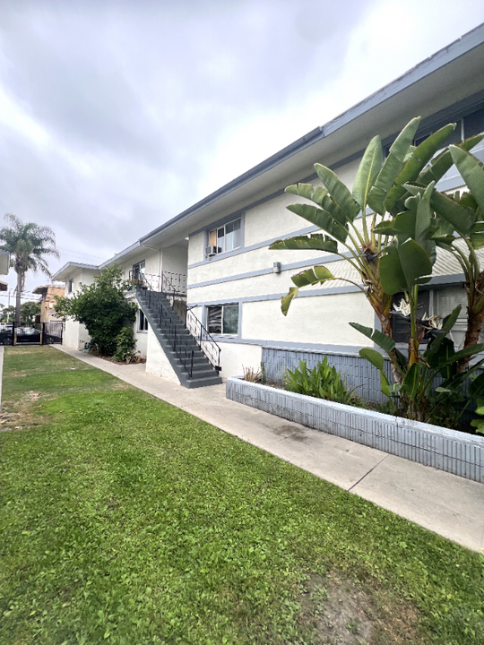 1827 W Glencrest Ave in Anaheim, CA - Building Photo