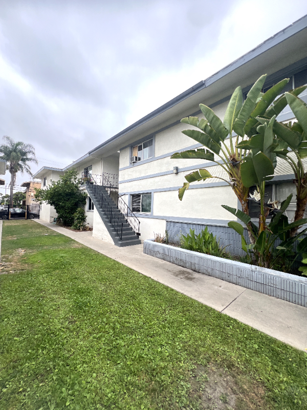 property at 1827 W Glencrest Ave