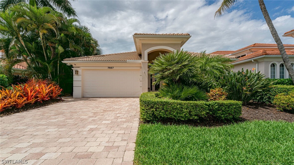 7667 Martino Cir in Naples, FL - Building Photo