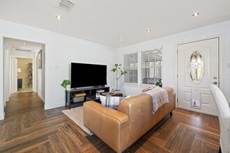 1501 Broadmoor Dr in Austin, TX - Building Photo - Building Photo