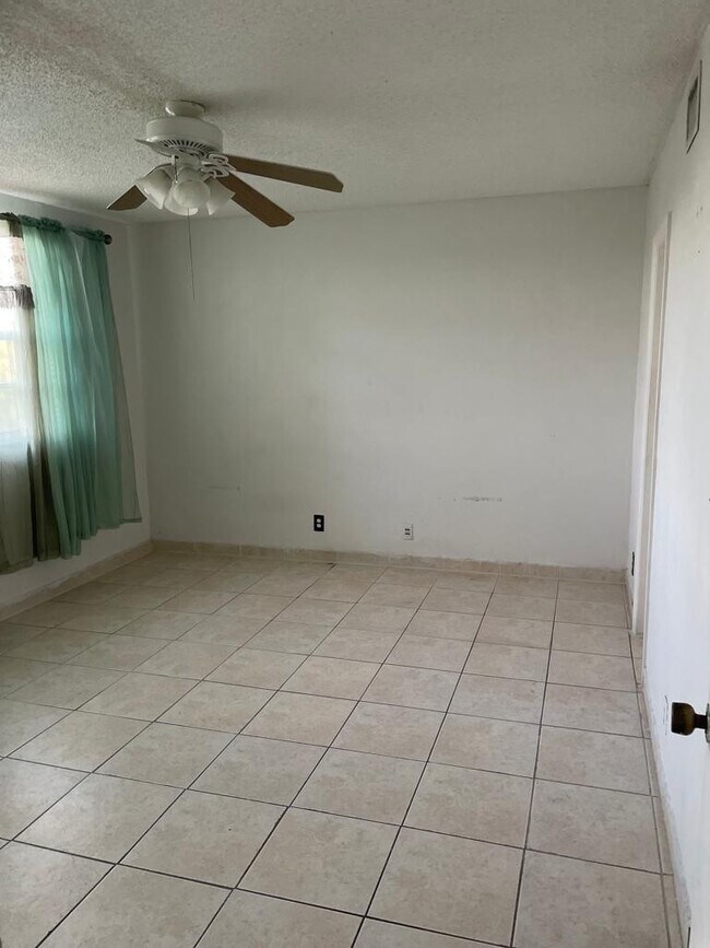 3900 NW 76th Ave in Sunrise, FL - Building Photo - Building Photo