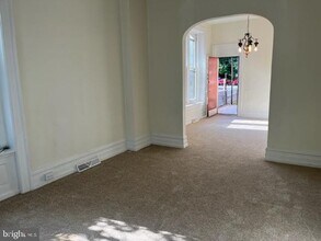 421 E High St-Unit -APT 1 in Pottstown, PA - Foto de edificio - Building Photo