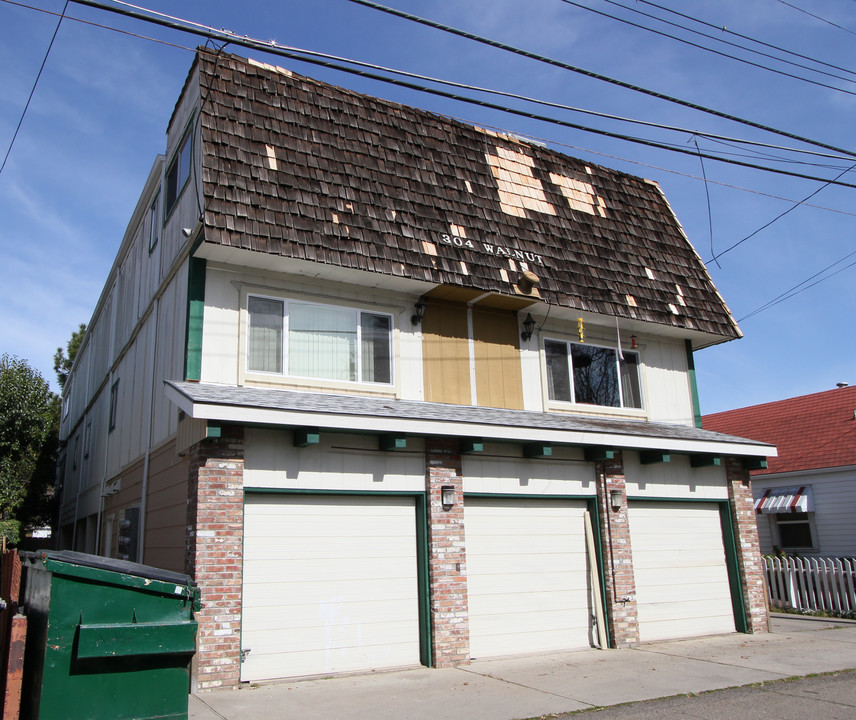 304 W Walnut St in Lodi, CA - Building Photo