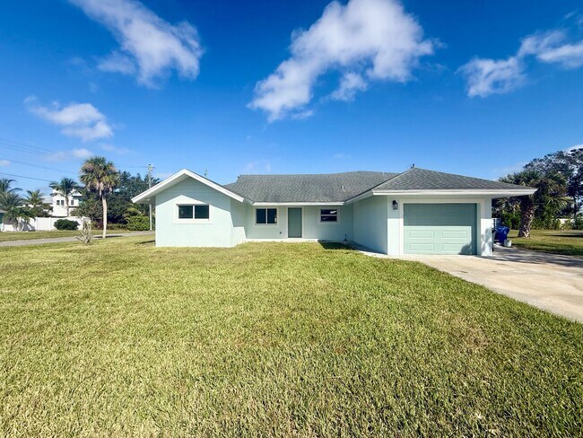 2001 St George Dr in Bradenton, FL - Building Photo - Building Photo